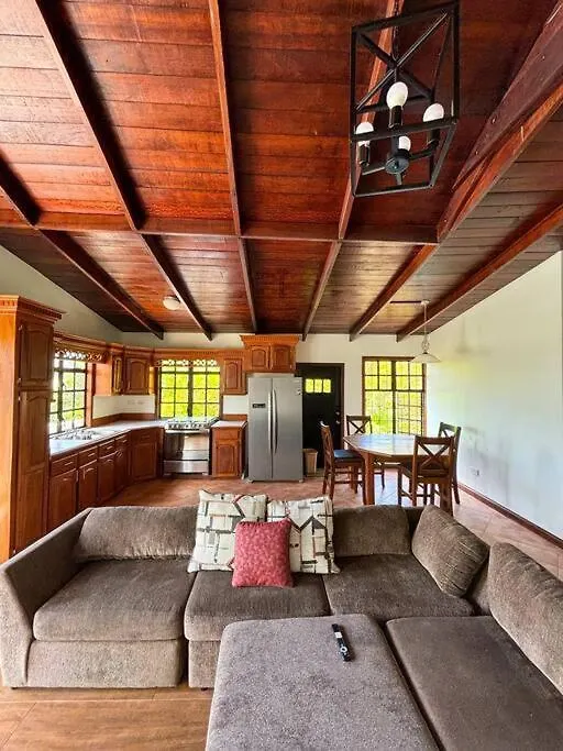 Feriehus Come Enjoy Lakeside Bungalow Gros Islet